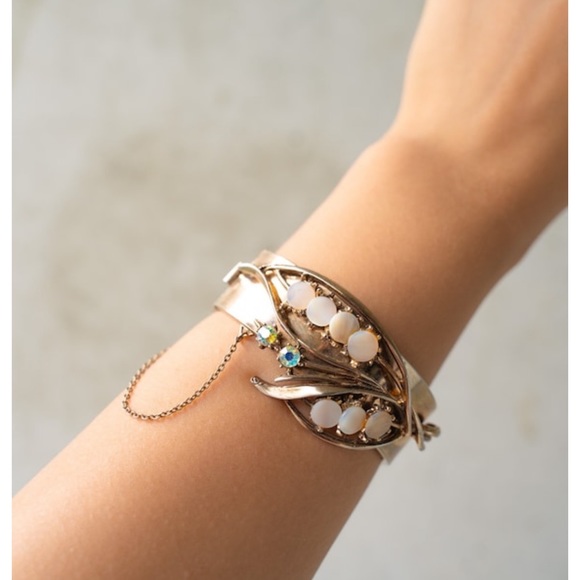 Vintage ethereal shell and Rhinestone hinged clamper cuff bracelet - Picture 1 of 3